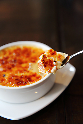 포토 JPG 해외이미지 그릇 접시 검은배경 실내 들기 사람없음 숟가락 크렘브륄레 해외포토 식기 백그라운드 모션 디저트 수저 내부 검은색 파일형식 이미지허브