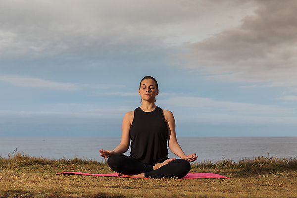포토 JPG 해외이미지 백인 라이프스타일 여자 스포츠 바다 분홍색 요가 휴식 건강 한명 야외 금발 운동 스트레칭 활발 에너지 매트 유연 집중 연습 명상 땅바닥 필라테스 카피스페이스 해외포토 서양인 1 헤어스타일 웰빙 컬러 컨셉 바닥 사람 생활 공백 파일형식 이미지허브