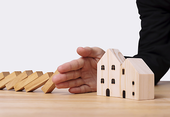 포토 JPG 해외이미지 손 디자인 컨셉 비즈니스 사업가 놀이 성공 벽돌 주택 아이디어 창조 안전 사람없음 건물 목재 장난감 블록 가을 게임 업무 수비 엔지니어 재산 보호 계획 위험 대표 사건 큐브 기회 보안 투자 만들기 창업 전략 해결 보험 개발 프로젝트 해외포토 나무 직업 건축물 계절 재료 모션 신체부위 금융 작업 기술자 자영업 파일형식 이미지허브