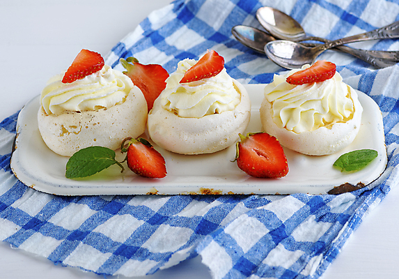 포토 JPG 해외이미지 딸기 디저트 실내 사람없음 케이크 머랭 파블로바 해외포토 음식 과일 내부 파일형식 이미지허브