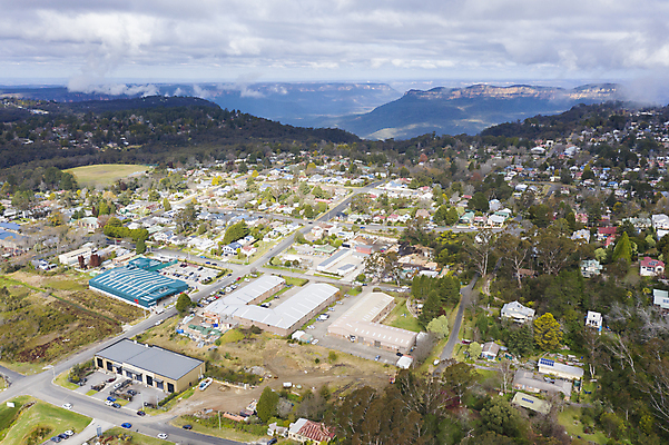 포토 JPG 해외이미지 나무 식물 구름 공원 도로 여행 잎 자연 하늘 지붕 산 주택 풍경 사람없음 야외 건물 목재 초록색 파란색 갈색 마을 환경 계곡 흰색 나뭇가지 시골 도시 호주 숲 언덕 지역 타운 내추럴 삼림지대 오지 해외포토 자연요소 건축물 공공시설 길 컬러 재료 교통시설 오세아니아 생태계 파일형식 이미지허브