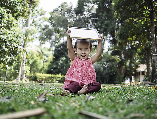 포토 JPG 해외이미지 백인 라이프스타일 공원 여자 딸 행복 어린이 자연 한명 미소 사람 동양인 잔디 야외 초록색 여름 햇빛 정원 봄 기쁨 흰색 아기 작음 걸음마 땅바닥 해외포토 서양인 식물 1 계절 공공시설 감정 컬러 가족 모션 바닥 표정 인종 생활 태양 크기 생태계 파일형식 이미지허브