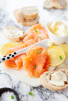 포토 JPG 해외이미지 음식 빵 어류 사람없음 맛 바게트 레몬 허브 대리석 소금 연어 버터 바질 짠맛 해외포토 식물 컨셉 과일 재료 수중동물 파일형식 이미지허브