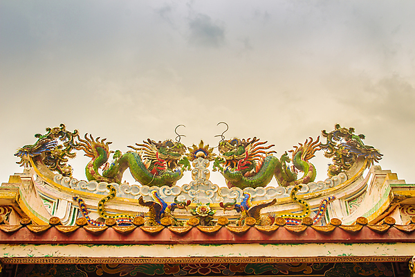 포토 JPG 해외이미지 동물 구름 디자인 종교 조각 백그라운드 하늘 지붕 수염 미술 사람없음 건물 장식 초록색 파란색 컬러풀 조각상 머리 중국 용 도시 사찰 찡그림 황금 큼 신비 묘사 신화 공상 수녀원 신앙심 옛날 해외포토 자연요소 건축물 아시아 컬러 컨셉 종교건축 문화예술 표정 신체부위 조형물 크기 파일형식 이미지허브