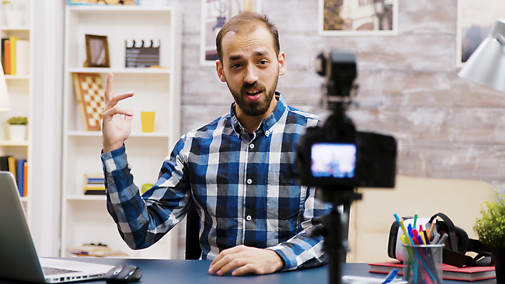 포토 JPG 해외이미지 남자 액자 책장 한명 손짓 상반신 성인 앞모습 노트북 카메라 촬영 책상 방송 촬영실 성인남자한명만 유튜버 해외포토 1 뷰포인트 가구 모션 사람 전자제품 공간 남자한명만 성인남자만 파일형식 크리에이터 이미지허브