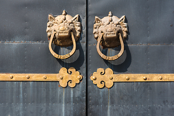 포토 JPG 해외이미지 전통 아시아 문화 건축양식 주택 손잡이 동양인 사람없음 건물 목재 장식 머리 문 금속 중국 골동품 사찰 원형 황금 닫기 보호 사자 묘사 질감 잠금 보안 대문 동쪽 옛날 스타일 해외포토 도형 나무 건축물 건축 나라 컨셉 재료 포유류 종교건축 모션 재질 안전 인종 신체부위 방향 파일형식 이미지허브