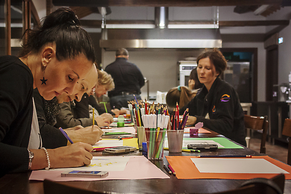 포토 JPG 해외이미지 여자 남자 색연필 함께함 실내 들기 여러명 상반신 성인 옆모습 그리기 집중 성인만 해외포토 뷰포인트 다수 컨셉 모션 학용품 사람 내부 파일형식 이미지허브