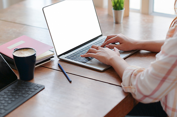 포토 JPG 해외이미지 직업 학생 라이프스타일 손 디자인 교육 커피 인터넷 비즈니스 통신 탁자 모바일 주택 실내 사람 앉기 사람없음 목재 노트북 스마트폰 컴퓨터 사무실 스크린 모니터 공책 흰색 타이핑 키보드 잡기 업무 작업 네트워크 메시지 연결 디자이너 무선전화기 스마트 와이파이 온라인 마케팅 블로거 소셜 프리랜서 해외포토 나무 음료 컬러 가구 컨셉 재료 모션 문구용품 내부 건물 생활 신체부위 전자제품 핸드폰 스마트기기 전화기 무선인터넷 파일형식 이미지허브