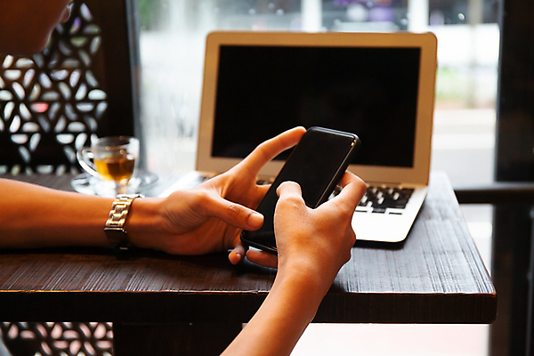 포토 JPG 해외이미지 손 여자 남자 클리핑패스 백그라운드 컨셉 인터넷 비즈니스 사업가 통신 세포 사람 사람없음 스마트폰 핸드폰 글로벌 디지털 스크린 검은색 공책 공백 흰색 잡기 마사지 업무 비즈니스맨 메시지 전화기 전자 보여주기 공유 문자메시지 인터페이스 목업 셀룰러 해외포토 직업 컬러 모션 문구용품 신체부위 전자제품 스마트기기 작업 직장인 파일형식 이미지허브