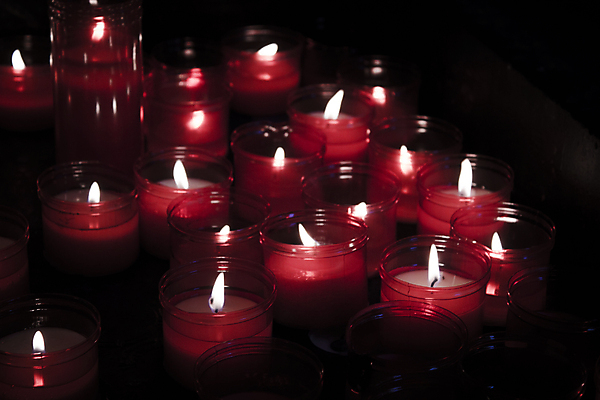 포토 JPG 해외이미지 종교 백그라운드 컨셉 크리스마스 촛불 불 휴가 따뜻함 사람없음 장식 빨간색 빛 컬러풀 노란색 교회 검은색 축제 어둠 흰색 기도 하트 축하 투명 영혼 야간 저녁 심볼 보케 연소 광 왁스 카피스페이스 해외포토 자연요소 모양 기념일 컬러 초 종교건축 건물 공백 파일형식 이미지허브