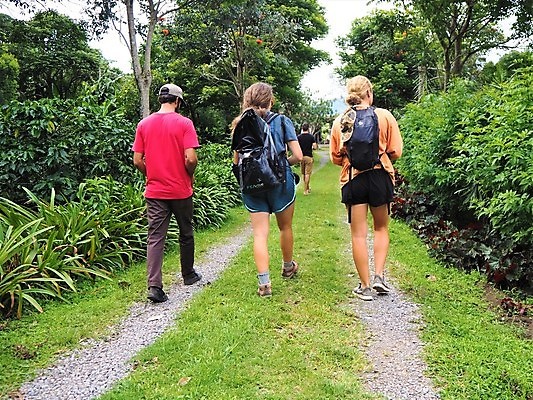 포토 JPG 해외이미지 전신 여자 남자 배낭 함께함 미소 사람 여러명 성인 야외 뒷모습 하이킹 그룹 성인만 해외포토 뷰포인트 다수 컨셉 가방 레저 표정 파일형식 이미지허브
