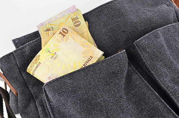 포토 JPG 해외이미지 손 종이 백그라운드 컨셉 지폐 돈 비즈니스 성공 사람없음 금융 경제 쪽지 저축 흰색 잡기 만 시장 재산 중앙 왕 무역 주기 투자 아라비아 기부 계산서 사우디아라비아 월급 대출 고립 아랍어 왕국 해외포토 산업 컬러 중동 모션 신체부위 파일형식 이미지허브