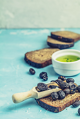 포토 JPG 해외이미지 음식 조각 다이어트 치즈 건조 샌드위치 건강 요리 씨앗 사람없음 목재 갈색 검은색 식사 이탈리아 빵집 껍질 흰색 신선 맛 아침식사 바게트 정상 낟알 시리얼 밀 굽기 먹기 크림 유기농 올리브 슬라이스 덩어리 그리스인 내추럴 바이오 번 채식주의자 핸드메이드 호밀 해외포토 서양인 나무 식물 웰빙 열매 유럽 빵 컬러 컨셉 재료 모션 유제품 곡류 상점 구이 채식 파일형식 이미지허브