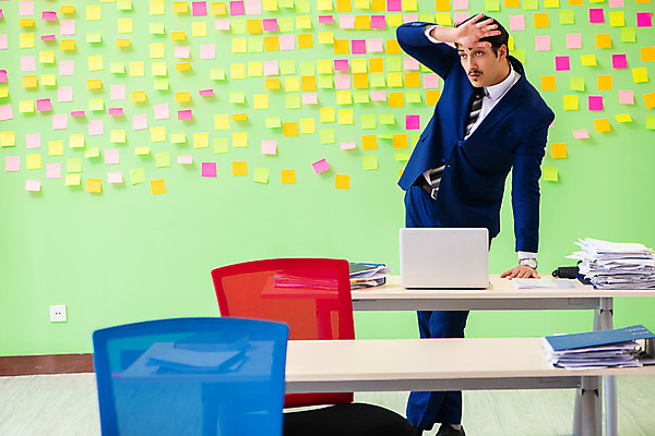 포토 JPG 해외이미지 응시 남자 컨셉 회사 비즈니스 사업가 스트레스 직장 피곤 한명 서기 정장 상반신 성인 사무실 손들기 쪽지 업무 작업 비즈니스맨 가득함 고민 포스트잇 바쁨 닦기 서류더미 성인남자한명만 해외포토 직업 1 시선 옷 감정 모션 사람 메모지 직장인 문서 남자한명만 성인남자만 파일형식 더미 이미지허브