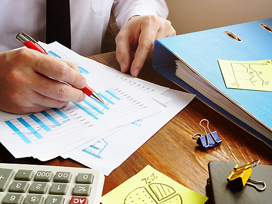 포토 JPG 해외이미지 직업 손 컨셉 비즈니스 사업가 앉기 사람없음 금융 사무실 공연 작업 비즈니스맨 계산 책상 보고서 문서 회계 계좌 세금 수입 회계사 해외포토 남자 가구 모션 이벤트 신체부위 경제 직장인 파일형식 이미지허브