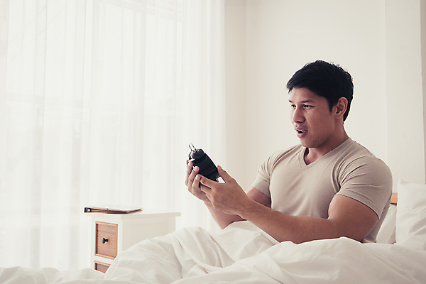 포토 JPG 해외이미지 남자 얼굴 시계 컨셉 아침 스트레스 한명 사람 동양인 성인 소리 놀람 침실 침대 표현 시간 잠 걱정 약속 공포 충격 재촉 경보 마감 해외포토 주간 1 감정 가구 표정 인종 신체부위 파일형식 이미지허브