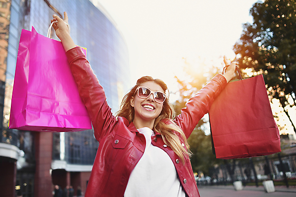 포토 JPG 해외이미지 백인 라이프스타일 여자 행복 백그라운드 가방 거리 한명 미소 사람 성인 야외 빨간색 쇼핑 컬러풀 선글라스 유행 세일 걷기 상점 놀람 잡기 도시 정상 시원함 고객 쇼퍼홀릭 인기 스타일 해외포토 서양인 1 잡화 감정 안경 컬러 모션 표정 생활 파일형식 이미지허브