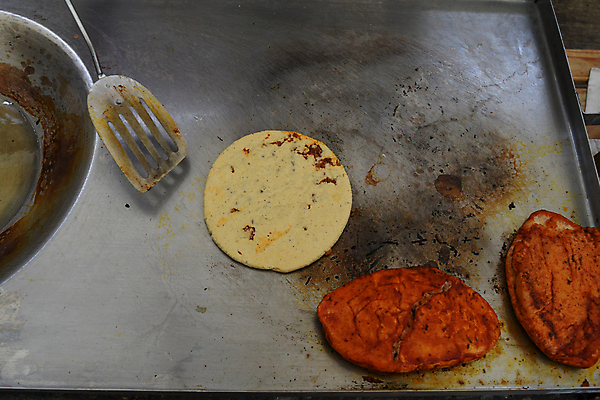 포토 JPG 해외이미지 전통 접시 음식 고추 탁자 치즈 멕시코 옥수수 요리 사람없음 목재 컬러풀 주방 식당 식사 저녁식사 뜨거움 맛 향신료 준비 매움 성분 히스패닉 점심식사 살사댄스 섞기 핸드메이드 해외포토 나무 식기 컬러 가구 컨셉 북아메리카 채소 재료 유제품 곡류 상점 춤 향미료 파일형식 이미지허브