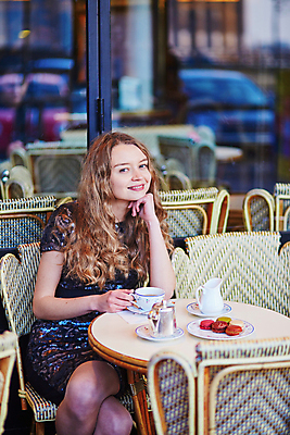 포토 JPG 해외이미지 백인 모델 응시 드레스 여자 유럽 커피 음료 음식 디저트 한명 사람 성인 야외 컵 도시풍경 유행 식당 초콜릿 식사 카페 프랑스 흰색 도시 우아함 달콤 먹기 날씬함 마카롱 프랑스어 스타일 파리(프랑스) 해외포토 서양인 문자 1 식기 시선 옷 나라 컬러 컨셉 모션 풍경 상점 맛 몸매 파일형식 이미지허브