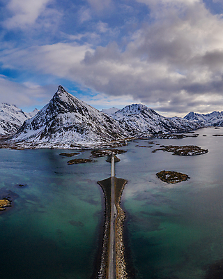 포토 JPG 해외이미지 도로 섬 겨울 자동차 자연 하늘 산 안테나 파노라마 노르웨이 풍경 사람없음 세로 만 스칸디나비아 조감도 해외포토 계절 유럽 길 육상교통 통신 교통시설 촬영기법 생태계 파일형식 이미지허브