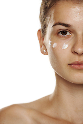 포토 JPG 해외이미지 백인 여자 얼굴 신체 건강 한명 사람 치료 스파 화장품 촉촉함 아래 소중 피부 크림 피부관리 흰배경 고립 돌봄 보습 수분크림 위생관리 해외포토 서양인 1 백그라운드 컨셉 의학 모션 관리 신체부위 뷰티 젖음 흰색 방향 위치 파일형식 이미지허브