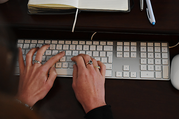 포토 JPG 해외이미지 직업 여자 비즈니스 사업가 통신 탁자 성공 사람 앉기 사람없음 경제 노트북 컴퓨터 사무실 키보드 업무 비즈니스우먼 책상 서비스 경영자 멀리 경영 고립 해외포토 가구 컨셉 모션 전자제품 작업 직장인 리더 파일형식 이미지허브