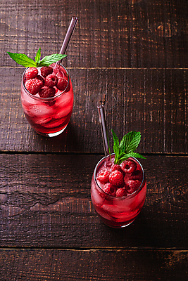 포토 JPG 해외이미지 잔 빨대 사람없음 빨간색 얼음 달콤 시원함 허브 산딸기 에이드 나무배경 해외포토 자연요소 식물 식기 음료 컬러 백그라운드 과일 맛 파일형식 이미지허브