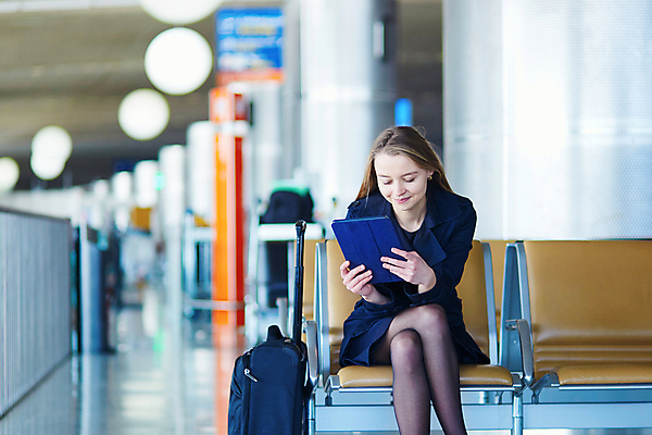 포토 JPG 해외이미지 서양인 백인 여자 여유 여행 인터넷 의자 휴가 한명 앉기 성인 독서 알약 여행객 여행가방 비즈니스우먼 기다림 공항 성인여자한명만 해외포토 외국인 1 감정 가구 가방 비즈니스 교통시설 모션 사람 약 직장인 여자한명만 성인여자만 파일형식 이미지허브