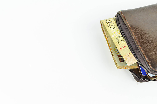 포토 JPG 해외이미지 손 종이 백그라운드 컨셉 지폐 돈 비즈니스 성공 사람없음 금융 경제 쪽지 저축 흰색 잡기 만 시장 재산 중앙 왕 무역 주기 투자 아라비아 기부 계산서 사우디아라비아 월급 대출 고립 아랍어 왕국 해외포토 산업 컬러 중동 모션 신체부위 파일형식 이미지허브