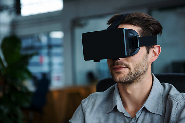 포토 JPG 해외이미지 서양인 남자 비즈니스 실내 한명 상반신 성인 앞모습 착용 가상현실 성인남자한명만 오큘러스 VR기기 해외포토 외국인 1 뷰포인트 사람 내부 기계 남자한명만 성인남자만 파일형식 이미지허브