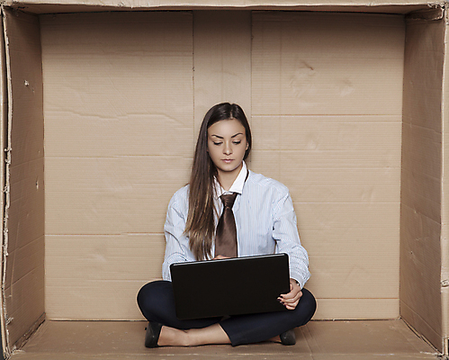 포토 JPG 해외이미지 전신 백인 여자 한명 성인 앞모습 상자 사무실 비즈니스우먼 가부좌 갇힘 답답함 성인여자한명만 해외포토 서양인 1 뷰포인트 비즈니스 모션 사람 앉기 직장인 감각 여자한명만 성인여자만 파일형식 이미지허브
