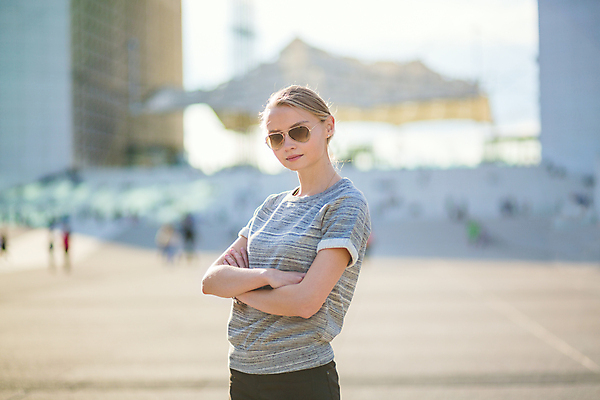 포토 JPG 해외이미지 직업 유럽 비즈니스 성공 모바일 거리 한명 사람 건물 금융 선글라스 프랑스 흰색 비즈니스우먼 자신감 도심 스마트 리더 프랑스어 경영 지능 파리(프랑스) 해외포토 문자 1 건축물 여자 감정 나라 안경 컬러 컨셉 경제 도시 직장인 파일형식 이미지허브