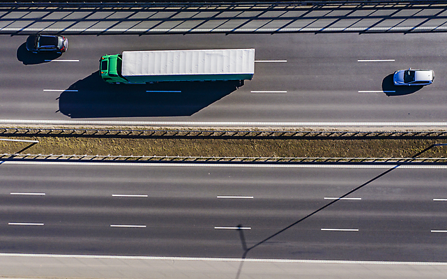포토 JPG 해외이미지 산업 도로 여행 비즈니스 교통시설 모션 하늘 거리 안테나 사람없음 옆모습 여름 운전 트럭 화물 고속도로 운전사 당기기 상품 상업 트랙터 수납 짐차 무거움 트레일러 드론 로딩 루트 수입 해외포토 직업 계절 길 뷰포인트 교통 통신 자동차 운송업 무게 농기계 시설 특수차량 파일형식 이미지허브