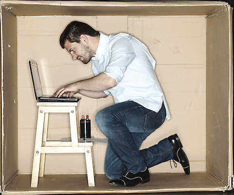 포토 JPG 해외이미지 전신 백인 남자 사다리 한명 성인 옆모습 노트북 상자 사무실 업무 비즈니스맨 갇힘 답답함 성인남자한명만 해외포토 서양인 1 뷰포인트 비즈니스 모션 사람 전자제품 도구 작업 직장인 감각 남자한명만 성인남자만 파일형식 이미지허브