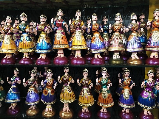 포토 JPG 해외이미지 전통 디자인 드레스 아시아 종교 문화 인형 조각 창문 유리 미술 사람 사람없음 목재 장식 컬러풀 장난감 조각상 세일 상점 춤 가운 사찰 역사 시장 배열 연습 기념품 꼭두각시 신앙심 힌두교 해외포토 나무 옷 나라 컬러 재료 종교건축 재질 문화예술 조형물 오브젝트 파일형식 이미지허브