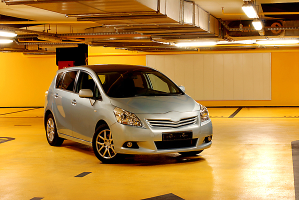 포토 JPG 해외이미지 산업 선 비즈니스 교통시설 모션 자동차 바닥 실내 사람없음 내부 빛 쇼핑 노란색 운전 차도 램프 기둥 도시 작업 그룹 복도 도심 큼 주차 아스팔트 쇼핑몰 사인 네온 시멘트 가스 지하 형광등 일반 빛망울 모터 방사형 차고 철강 콘크리트 해외포토 건축 도로 육상교통 컬러 교통 전등 조명 크기 시설 파일형식 이미지허브