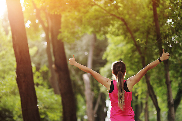 포토 JPG 해외이미지 백인 모델 공원 여자 행복 스포츠 신체 아침 근육 갈색머리 건강 한명 운동복 달리기 조깅 운동 햇빛 일출 힘 산책 숲 연습 속도 마라톤 달리기선수 양발 카피스페이스 해외포토 주간 서양인 1 헤어스타일 옷 공공시설 감정 모션 휴식 사람 경기 태양 노을 공백 육상스포츠 육상선수 파일형식 이미지허브