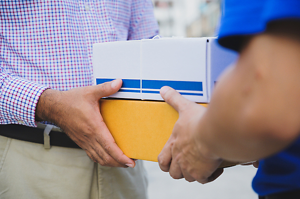 포토 JPG 해외이미지 직업 남자 행복 산업 컨셉 유니폼 회사 비즈니스 교통시설 모션 노동자 주택 사람 사람없음 상자 화물 잡기 업무 배달원 종업원 승합차 서비스 문서 패키지 수납 질서 판지 고용 분배 수입 세관 해외포토 옷 감정 교통 승용차 건물 구직 운송업 예절 작업 시설 채용 파일형식 관세청 이미지허브