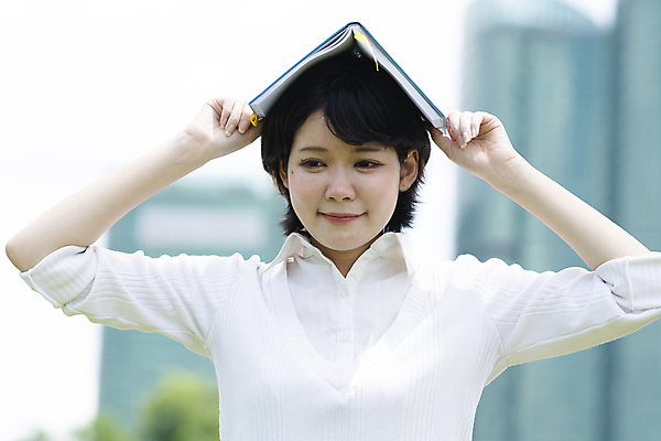 포토 JPG 해외이미지 1 학생 여자 교육 행복 종이 갈색머리 한명 미소 사람 인종 성인 야외 책 스터디 정원 다이어리 쪽지 공책 읽기 해외포토 헤어스타일 감정 모션 문구용품 표정 학습 사무용품 파일형식 이미지허브