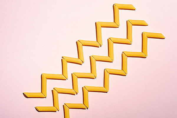 포토 JPG 해외이미지 사람없음 일렬 지그재그 펜네 카피스페이스 분홍색배경 해외포토 분홍색 백그라운드 파스타 공백 파일형식 이미지허브