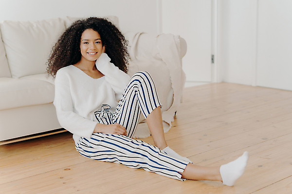 포토 JPG 해외이미지 1 라이프스타일 응시 옷 여자 행복 여유 거실 바지 휴식 양말 바닥 주택 실내 사람 앉기 성인 사람없음 소파 유행 줄무늬 기쁨 방 이발 스웨터 만족 싱글 긍정 해외포토 시선 감정 컨셉 상의 무늬 의자 모션 하의 내부 건물 생활 파일형식 이미지허브