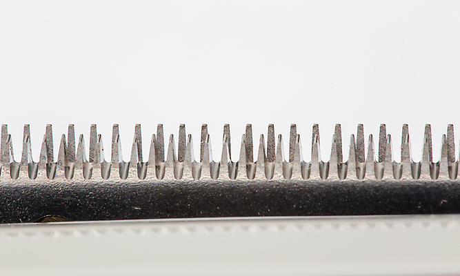 포토 JPG 해외이미지 직업 헤어스타일 이동 가이드 통신 모션 사람없음 가로 전자제품 상점 기계 경기장 흰색 공구 칼날 가장자리 치아 은색 미용사 이발 자르기 클립 날카로움 슛 손질 다듬기 돌봄 스타일링 위생관리 철강 커터 해외포토 컬러 컨셉 스포츠시설 관리 도구 소화기관 둘레 파일형식 이미지허브