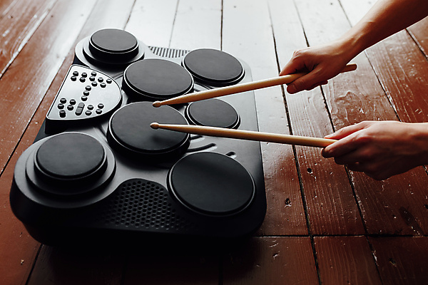 포토 JPG 해외이미지 직업 음악 백그라운드 운동화 학교 놀이 타악기 관리 사람없음 목재 빛 스터디 갈색 디지털 검은색 힘 소리 장비 기구 공구 원형 막대기 휴대용 연습 오브젝트 전자 드럼 오디오 고무 조립 리듬 뮤지컬 베터리 해외포토 도형 나무 교육 악기 컬러 신발 재료 문화예술 전자제품 학습 도구 파일형식 이미지허브