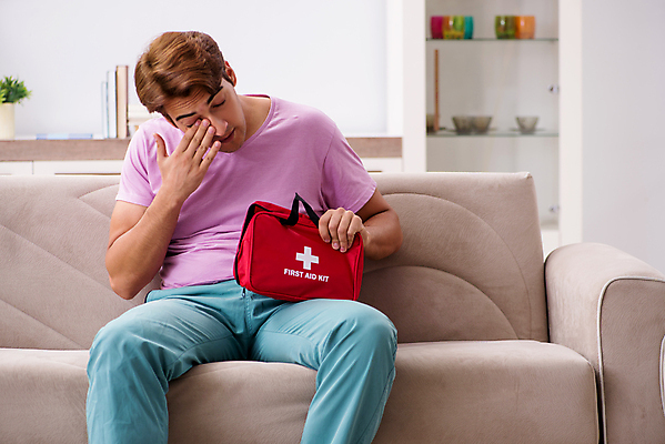 포토 JPG 해외이미지 남자 실내 한명 앉기 상반신 성인 앞모습 잡기 구급상자 성인남자한명만 눈비비기 해외포토 1 뷰포인트 모션 사람 내부 의료용품 남자한명만 성인남자만 파일형식 이미지허브