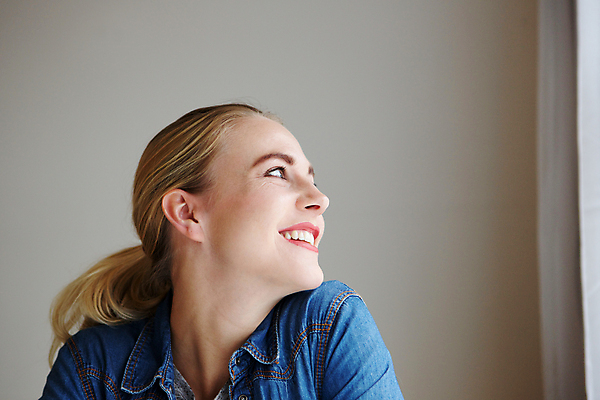 포토 JPG 해외이미지 백인 모델 1 라이프스타일 손 응시 여자 행복 유럽 얼굴 생각 한명 미소 웃음 사람 앉기 성인 옆모습 파란색 금발 유행 기댐 흰색 떨어짐 시원함 스마트 명상 해외포토 서양인 헤어스타일 시선 감정 나라 뷰포인트 컬러 컨셉 모션 표정 생활 신체부위 파일형식 이미지허브