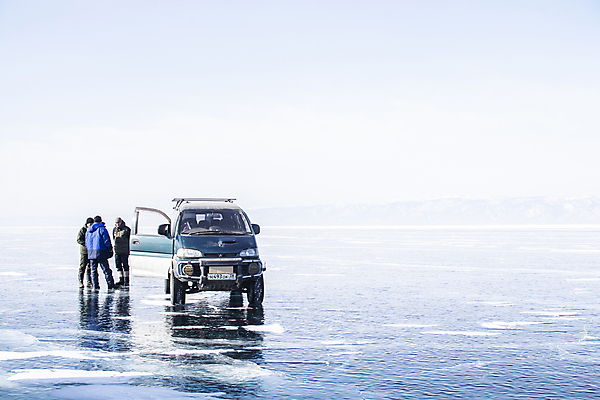 포토 JPG 해외이미지 아시아 호수 섬 겨울 자동차 자연 대화 사람 풍경 사람없음 야외 물 냉동 얼음 추위 러시아 깊이 시베리아 해외포토 자연요소 계절 유럽 나라 육상교통 말하기 생태계 파일형식 이미지허브