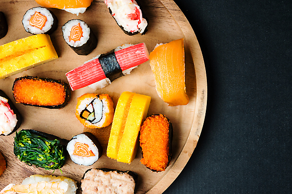 포토 JPG 해외이미지 접시 음식 채소 요리 사람없음 세트 계란 초밥 신선 해산물 연어 모듬초밥 롤스시 카피스페이스 해외포토 식기 어류 알 공백 모듬 일본음식 파일형식 이미지허브