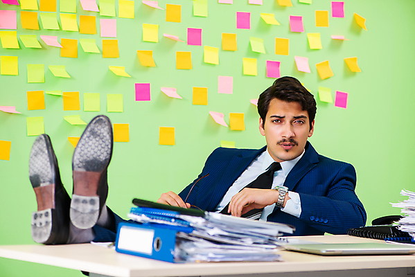 포토 JPG 해외이미지 전신 응시 남자 컨셉 비즈니스 스트레스 직장 한명 앉기 성인 사무실 쪽지 업무 작업 비즈니스맨 뉴스 가득함 손목시계 보고서 포스트잇 바쁨 서류더미 항목 성인남자한명만 해외포토 1 시선 시계 회사 장신구 모션 사람 메모지 직장인 문서 남자한명만 성인남자만 파일형식 더미 이미지허브