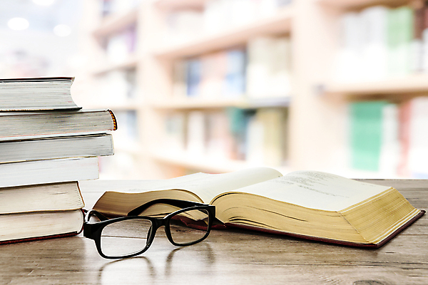 포토 JPG 해외이미지 학생 교육 안경 과학 백그라운드 컨셉 교실 학교 탁자 책장 선반 고등학교 사람없음 책 스터디 독서 쌓기 정보 오픈 가르침 그룹 도서관 큼 수집 읽기 책상 보고서 대학교 복고 법 문학 사전 서점 백과사전 옛날 많음 해외포토 잡화 가구 모션 학습 상점 크기 파일형식 이미지허브