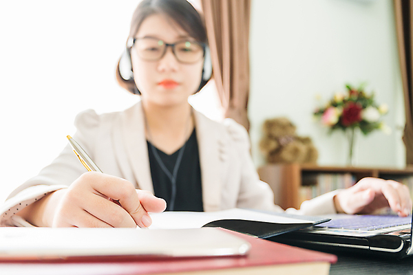 포토 JPG 해외이미지 직업 1 라이프스타일 여자 안경 얼굴 인터넷 비즈니스 짧은머리 주택 직장 실내 한명 사람 동양인 노트북 컴퓨터 사무실 디지털 스크린 공책 방 타이핑 키보드 업무 작업 스마트 책상 온라인 소셜 프리랜서 카피스페이스 해외포토 헤어스타일 잡화 가구 컨셉 회사 문구용품 인종 내부 건물 생활 신체부위 전자제품 공백 파일형식 이미지허브